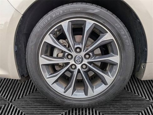 Used 2017 Toyota Avalon XLE Premium image 9