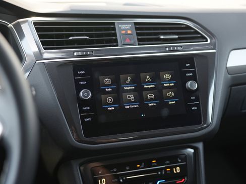 Used 2024 Volkswagen Tiguan SE image 14