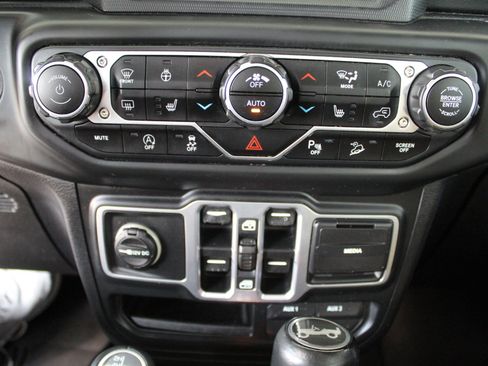 Used 2018 Jeep Wrangler Unlimited Sahara AWD/4WD image 42