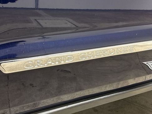 Used 2012 Jeep Grand Cherokee Laredo w/ Laredo E Group image 24