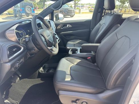 New 2026 Chrysler Pacifica Select image 61