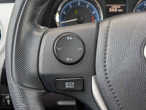 Used 2018 Toyota Corolla LE w/ Carpet Mat Package (TMS) FWD image 21