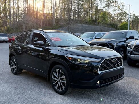 Used 2024 Toyota Corolla Cross XLE image 4