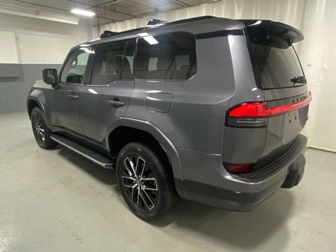Used 2024 Lexus GX 550 w/ Accessory Package (2T) AWD/4WD image 2