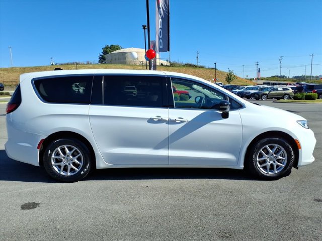 Used 2024 Chrysler Pacifica Touring-L FWD image 5