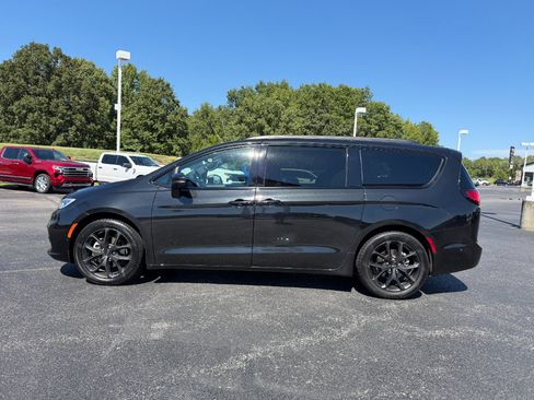 Used 2023 Chrysler Pacifica Touring-L w/ S Appearance Package FWD image 4