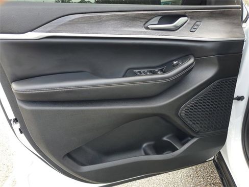 Used 2023 Jeep Grand Cherokee L Limited image 19