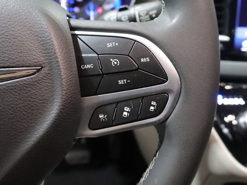 Used 2024 Chrysler Pacifica Touring-L FWD image 39