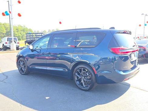 Used 2025 Chrysler Pacifica Limited FWD image 5