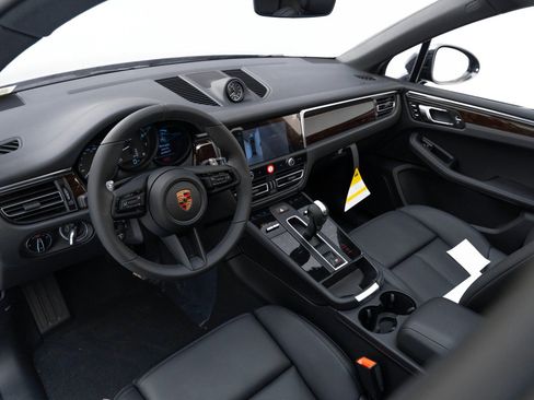 Certified 2025 Porsche Macan image 4