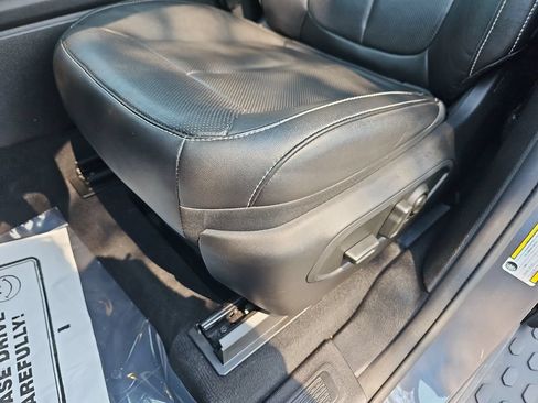 Used 2023 Jeep Grand Cherokee L Limited w/ Luxury Tech Group II AWD/4WD image 28