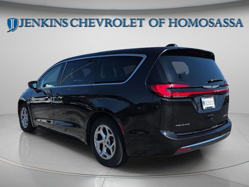Used 2024 Chrysler Pacifica Limited image 9