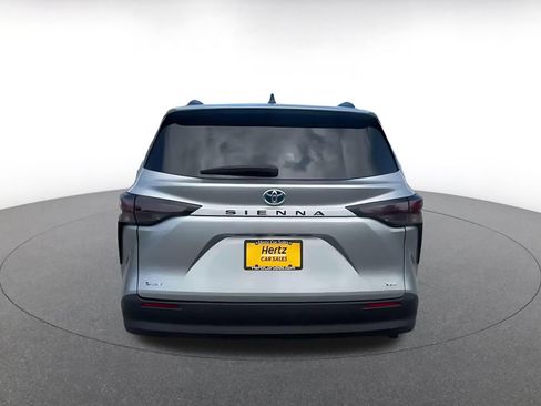 Used 2025 Toyota Sienna XLE FWD image 10