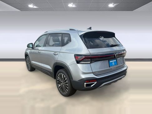 New 2026 Volkswagen Taos SE FWD image 3