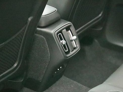 Certified 2025 Volvo XC40 B5 Ultra AWD/4WD image 23