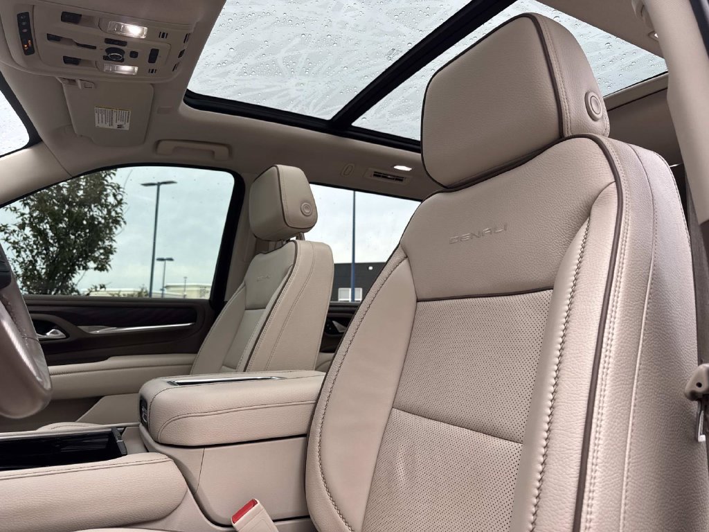 Used 2022 GMC Yukon Denali w/ Denali Premium Package AWD/4WD image 23