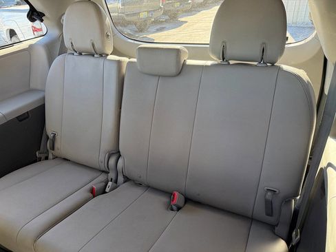 Used 2015 Toyota Sienna XLE Premium image 32