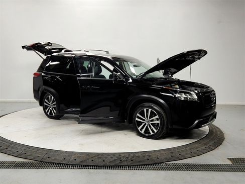 Used 2024 Nissan Pathfinder Platinum w/ Lighting Package (N93) image 9