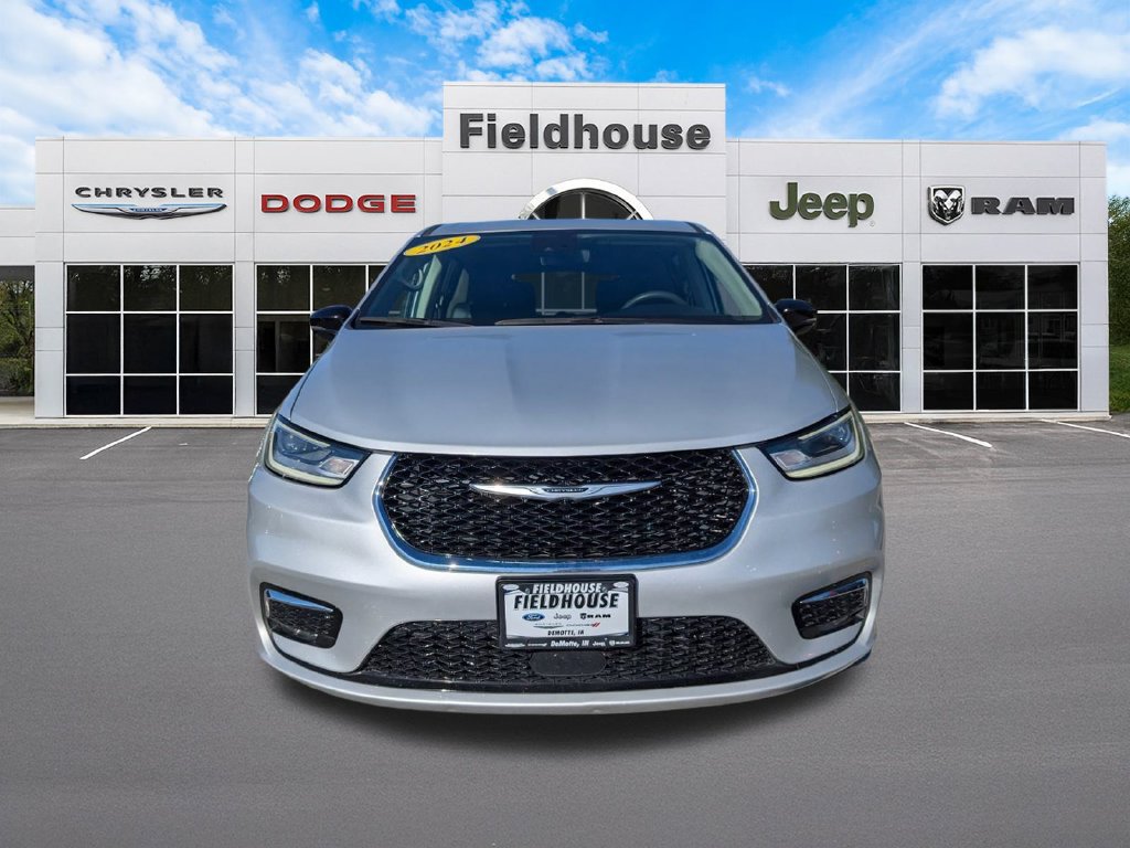 Used 2024 Chrysler Pacifica Touring-L FWD image 2