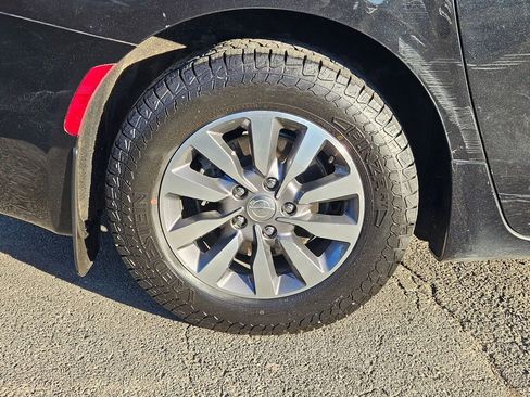 Certified 2018 Chrysler Pacifica Touring-L image 9