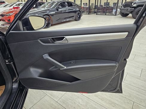 Used 2019 Volkswagen Passat Wolfsburg Edition image 38