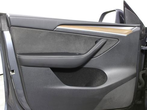 Used 2023 Tesla Model Y Performance image 7