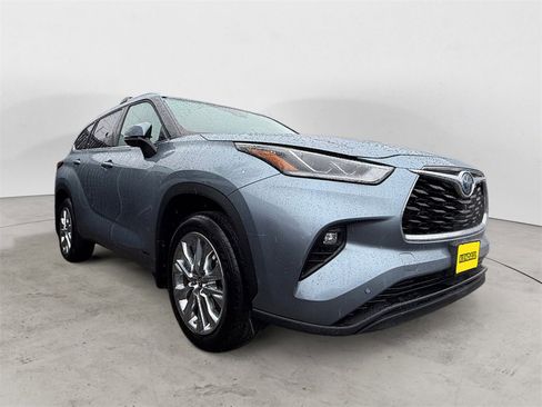 Used 2023 Toyota Highlander Limited image 4