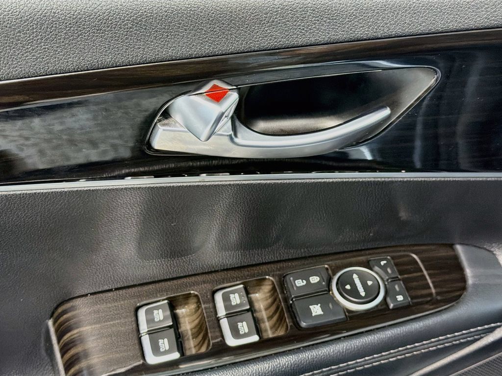 Used 2020 Kia Sorento AWD V6 image 13