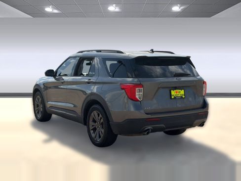 Used 2022 Ford Explorer XLT w/ Equipment Group 202A RWD image 3
