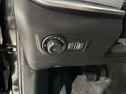 Used 2025 Jeep Compass Latitude w/ Sun & Sound Group AWD/4WD image 35