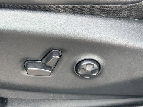 Used 2025 Chrysler Pacifica Limited image 15