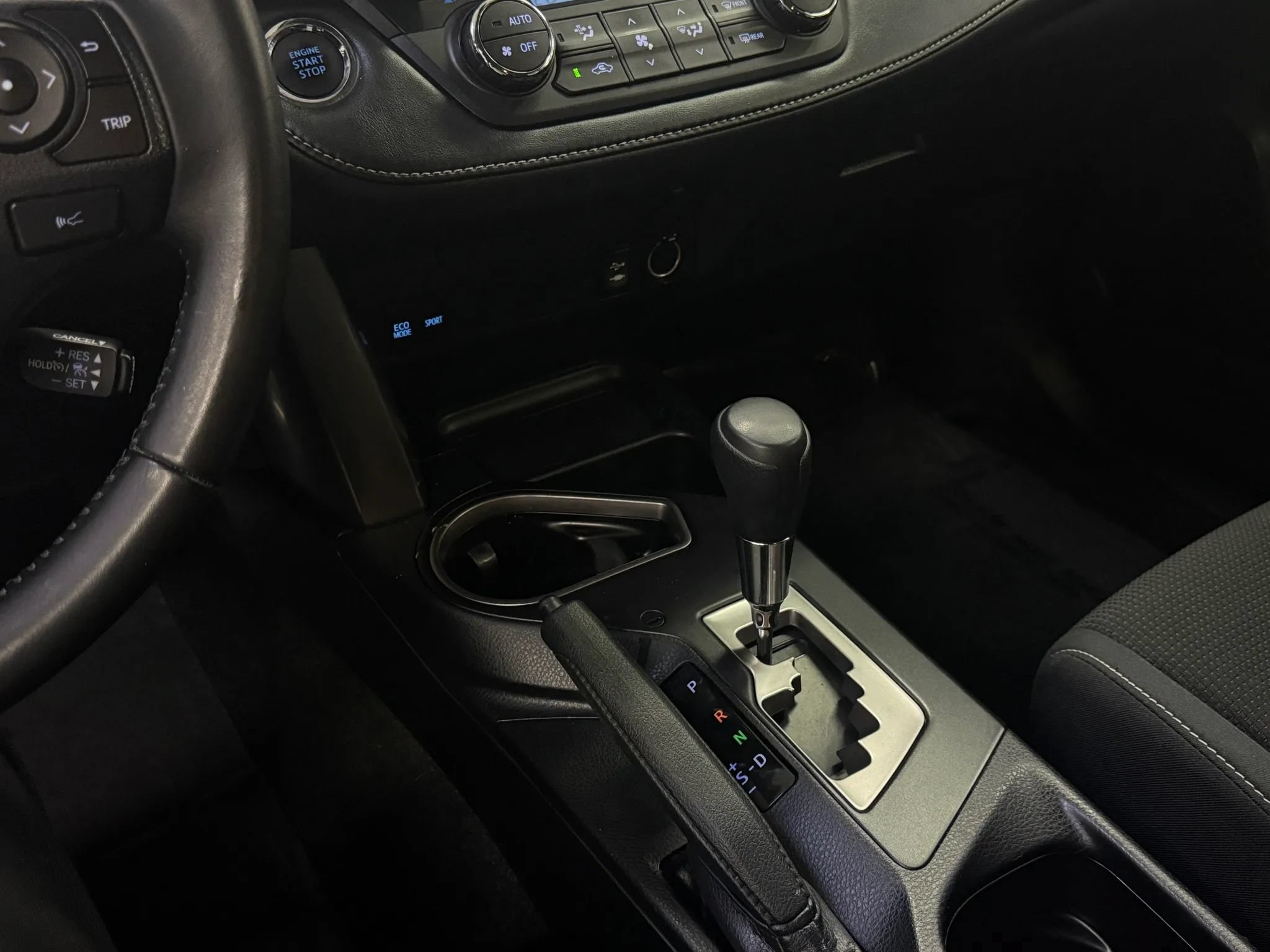 Used 2018 Toyota RAV4 XLE AWD/4WD image 14