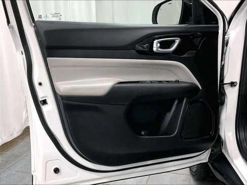 Used 2022 Jeep Compass Limited image 9