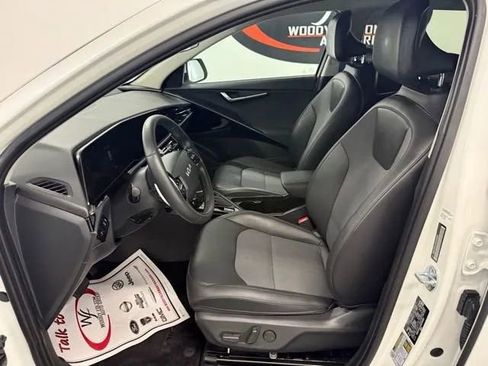 Used 2025 Kia Niro EX FWD image 9