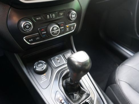 Used 2019 Jeep Cherokee Limited image 17