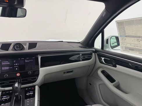 Certified 2025 Porsche Macan Base image 19