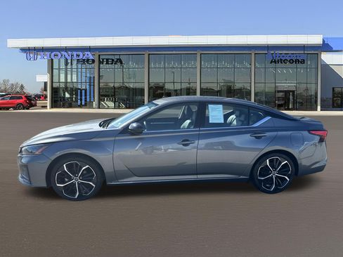 Used 2024 Nissan Altima 2.5 SR FWD image 2