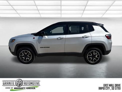 Used 2024 Jeep Compass Trailhawk AWD/4WD image 2