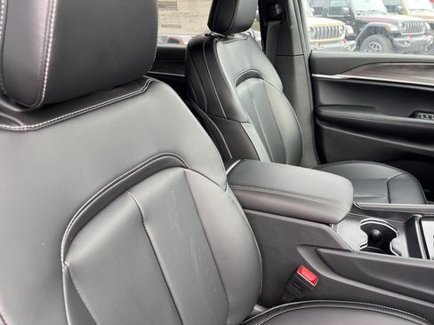 New 2025 Jeep Grand Cherokee L Limited w/ Black Appearance Package image 39