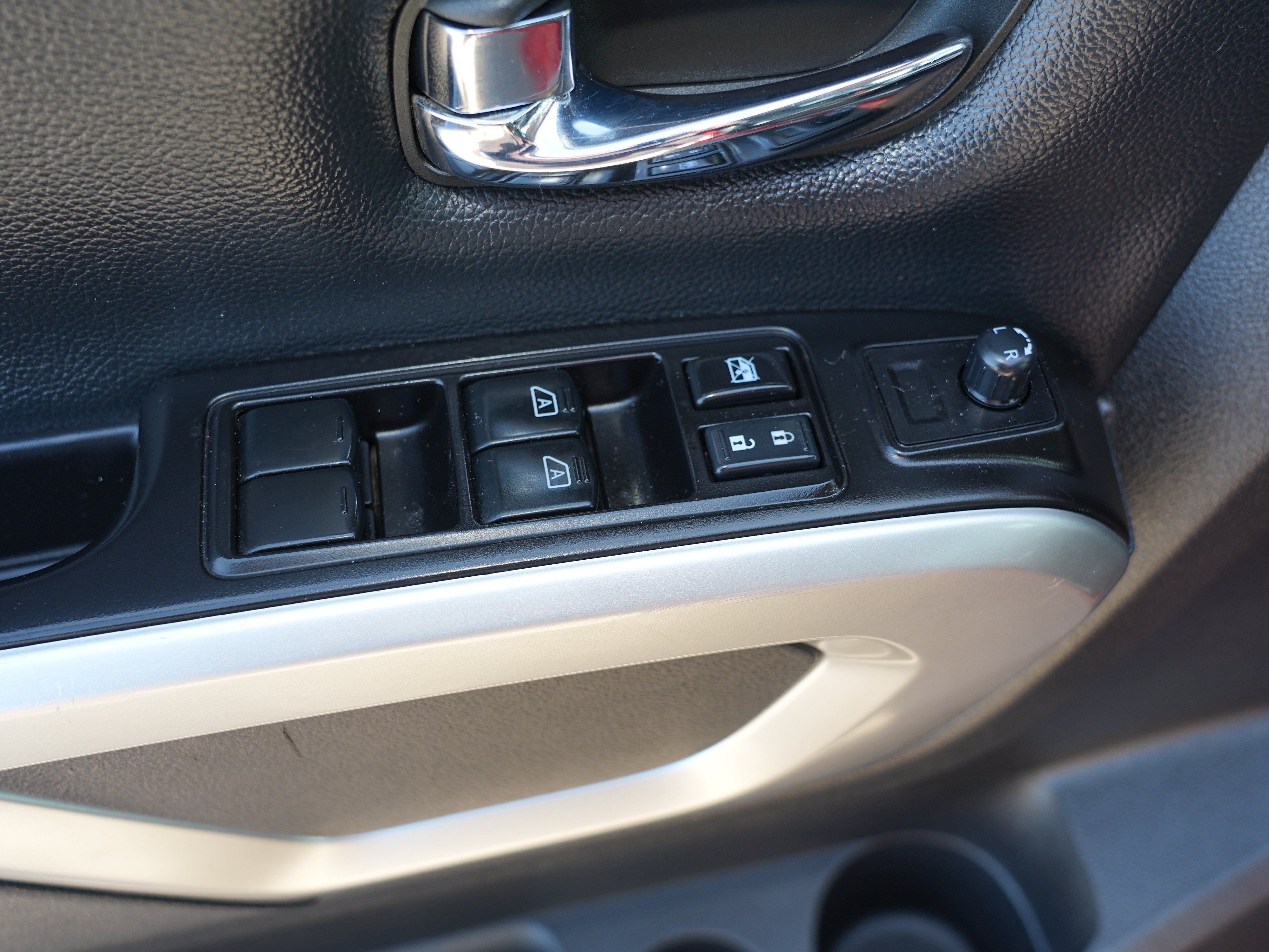 Used 2018 Nissan Titan SL w/ Texas Titan Edition AWD/4WD image 16
