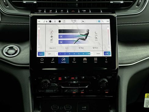 New 2025 Jeep Grand Cherokee Limited w/ Luxury Tech Group II image 17