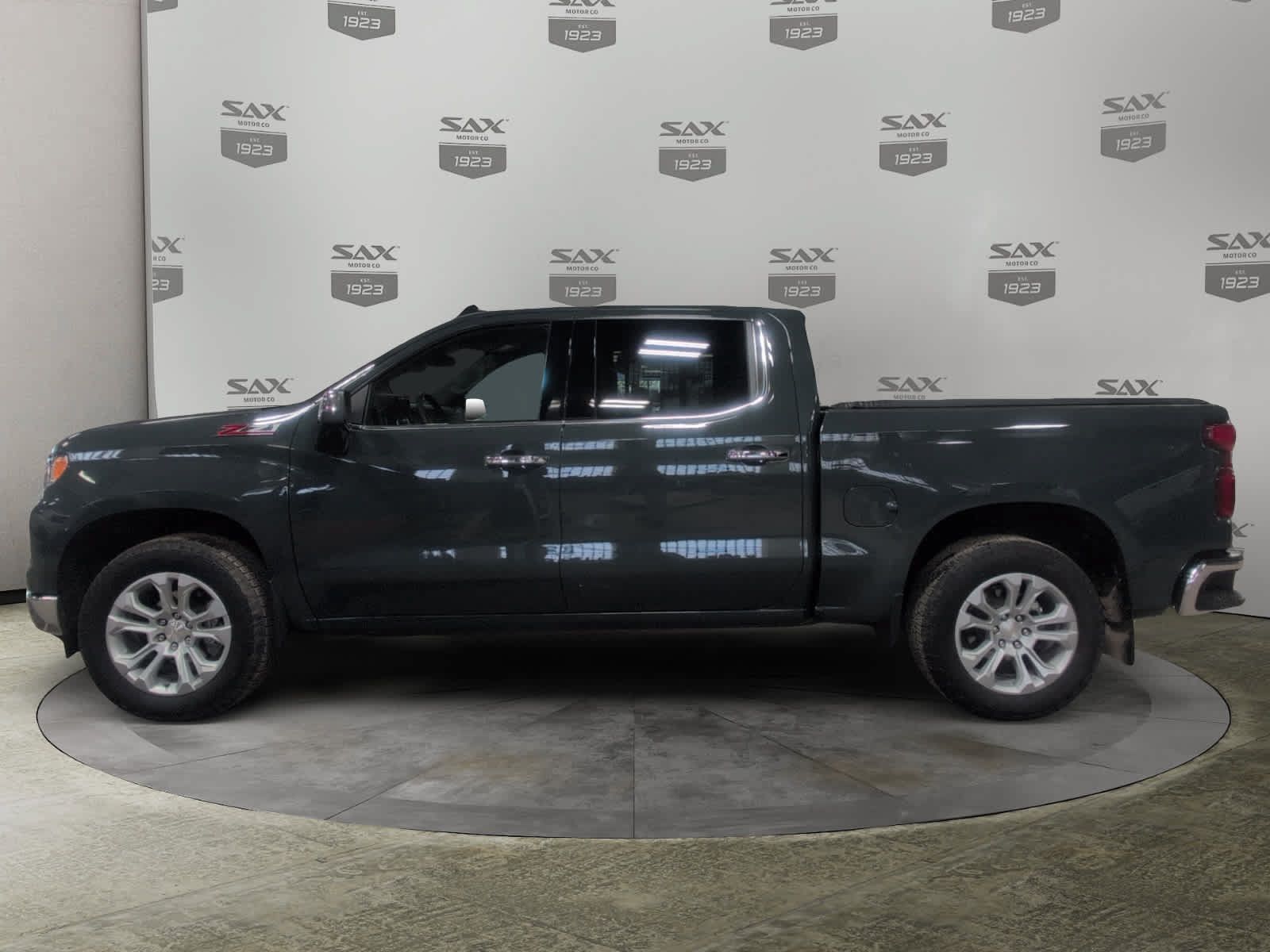Used 2025 Chevrolet Silverado 1500 LTZ AWD/4WD image 2