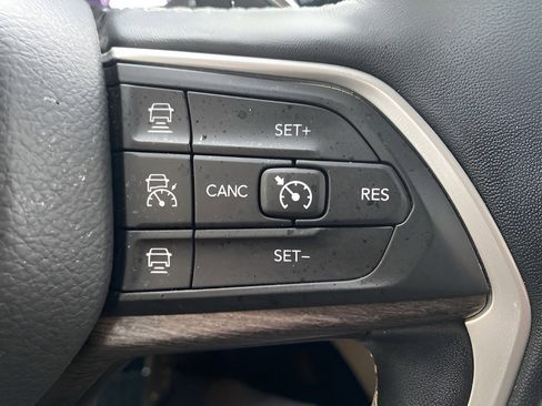 Used 2022 Jeep Grand Cherokee Limited w/ Luxury Tech Group II image 16