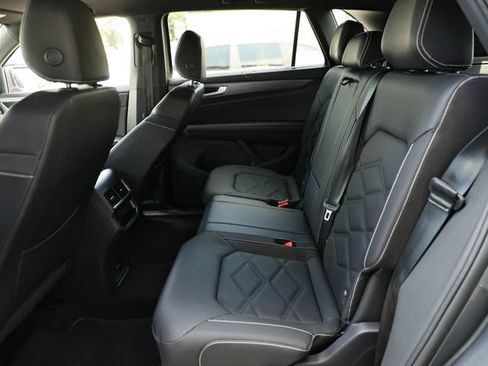 Used 2025 Volkswagen Atlas Cross Sport SE AWD/4WD image 25