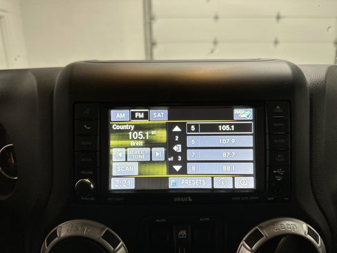 Used 2014 Jeep Wrangler Unlimited Sahara w/ Connectivity Group AWD/4WD image 28