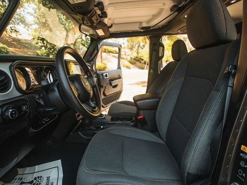 Used 2024 Jeep Gladiator Sport image 17