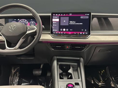 Used 2025 Volkswagen Tiguan SE image 11