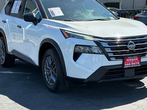 Used 2024 Nissan Rogue S FWD image 11
