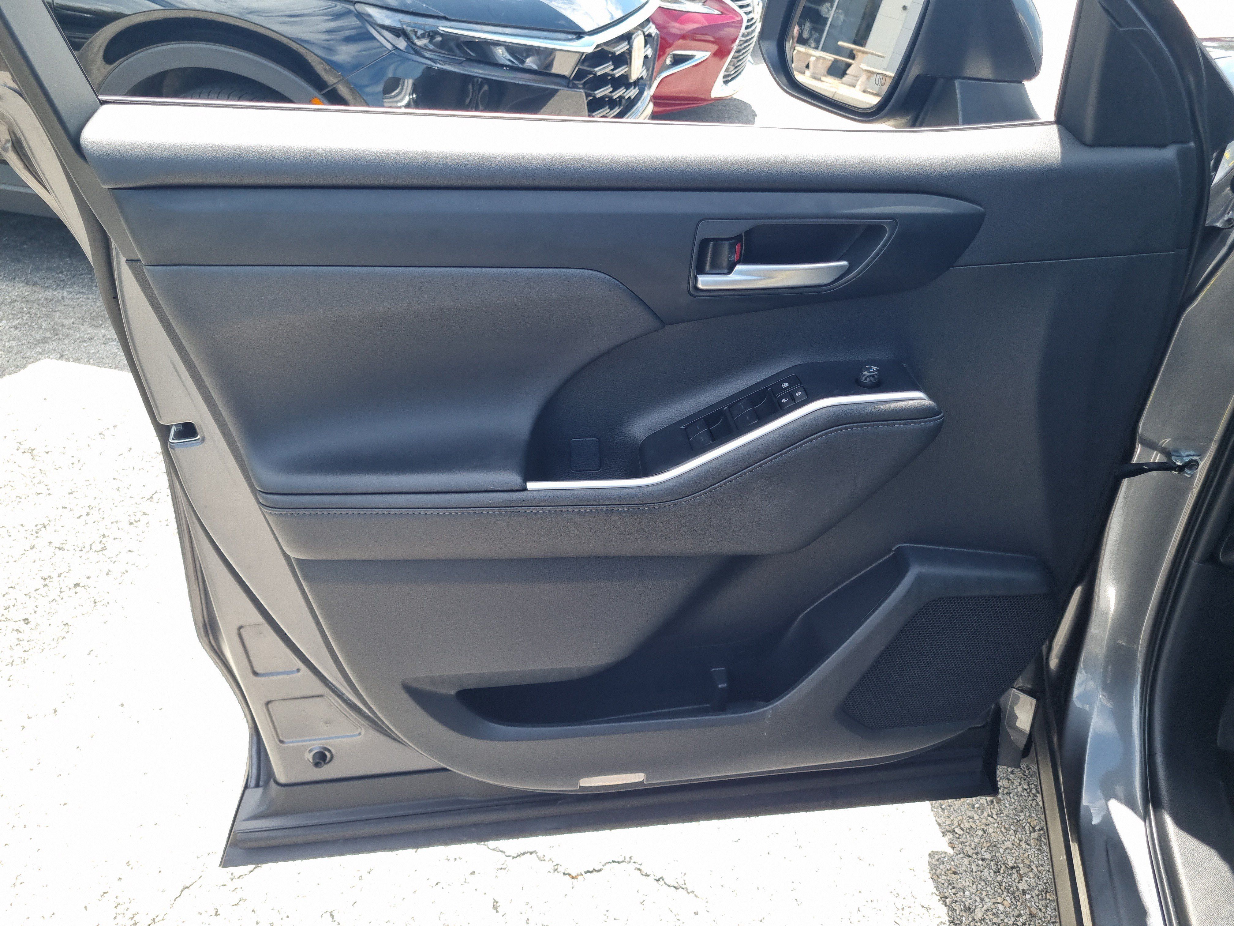 Used 2023 Toyota Highlander XLE FWD image 26