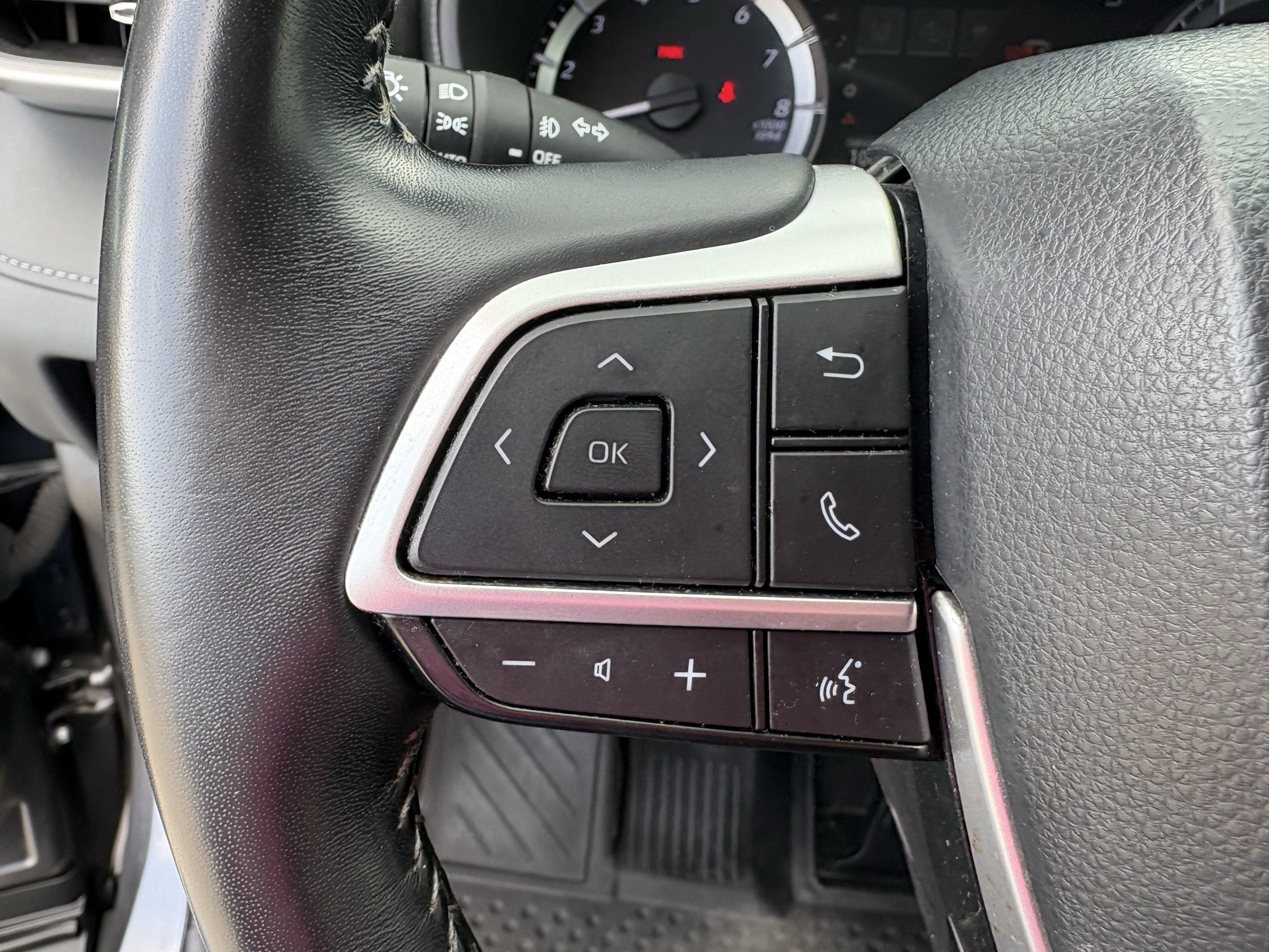 Used 2023 Toyota Highlander LE AWD/4WD image 13
